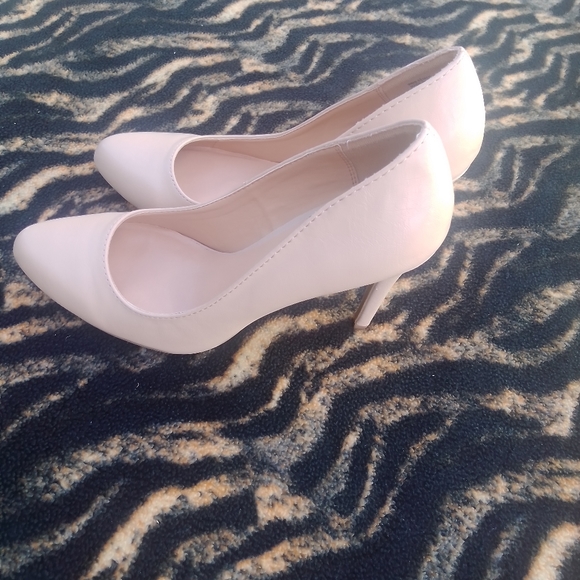 LC Lauren Conrad Shoes - LC Lauren Conrad nude heels size 8.5.